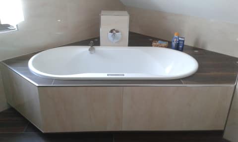 Eckbadewanne mit Armatur unter der Dachschräge