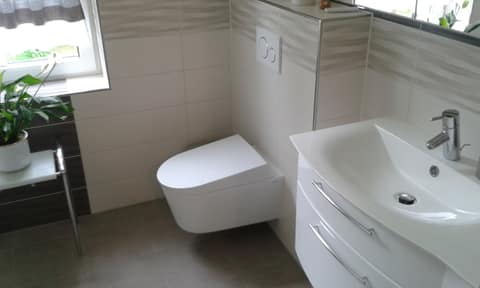 WC und Waschtisch am Fenster