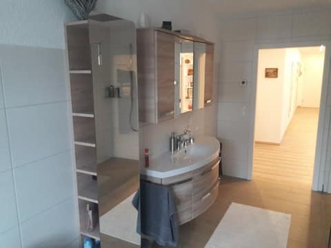 Waschtisch mit Spiegelschrank, Blick in den offenen Flur