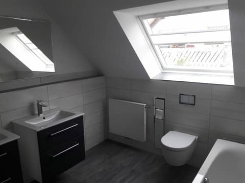 Waschtisch und WC mit Blick durchs Dachfenster