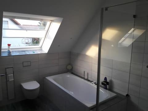 WC, Badewanne und Glasdusche unter der Dachschräge