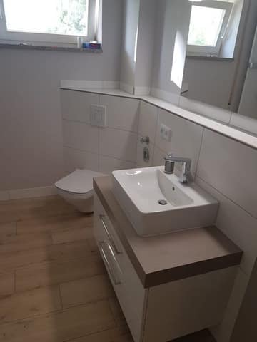 WC neben Aufsatzwaschbecken