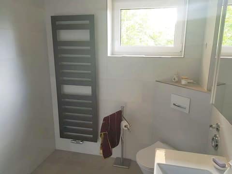 Handtuchheizkörper, WC und Fenster