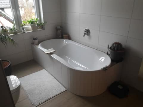 Freistehende Badewanne an der Fensterbank