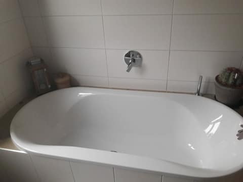 Freistehende Badewanne mit Wandarmatur