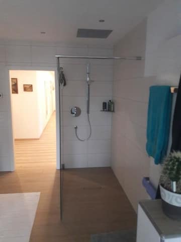Ebenerdige Dusche, Blick in den Flur