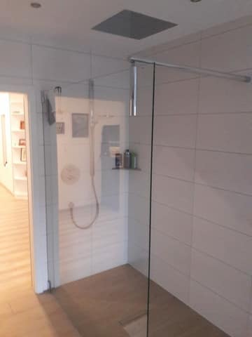Begehbare Dusche mit Deckenbrause