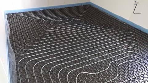 Fußbodenheizung, Noppenplattensystem in der Raumecke
