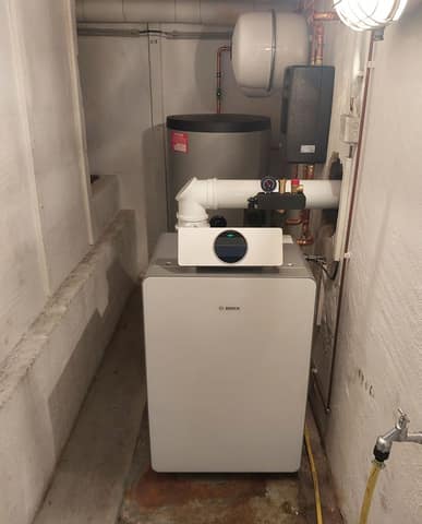 Gas-Brennwerttherme mit Warmwasserspeicher