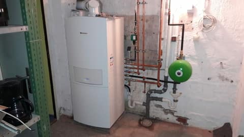 Junkers-Gasbrennwertheizung mit Warmwasserspeicher