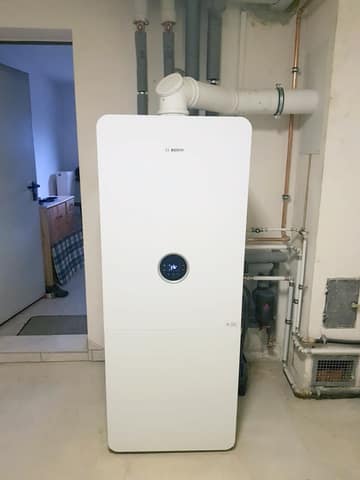 Standgerät Gas-Brennwerttherme im Flur