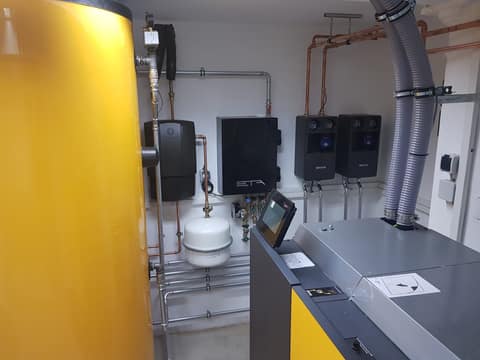 Pelletkessel mit Warmwasserspeicher